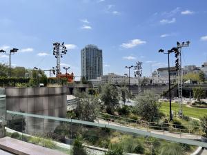 The water fountains and amphitheater at California Plaza