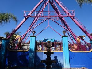 Knott’s Berry Farm Dragon Swing by METRO96 - Wikimedia