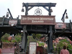 Disneyland - Big Thunder Mountain Lightning Lane - By Michael Gray - Wikimedia